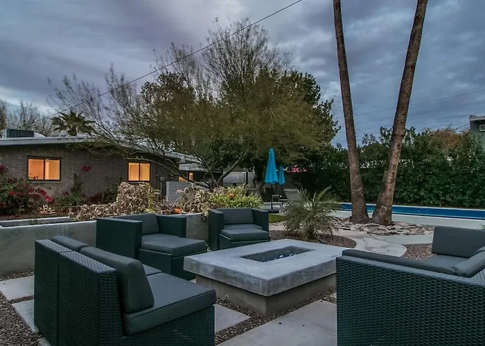 Mid-century Modern Wbackyard Oasis Putting Phoenix