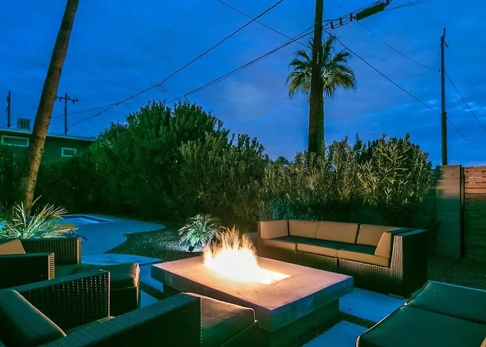 Mid-century Modern Wbackyard Oasis Putting Holiday home