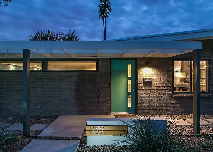 Mid-century Modern Wbackyard Oasis Putting Holiday home