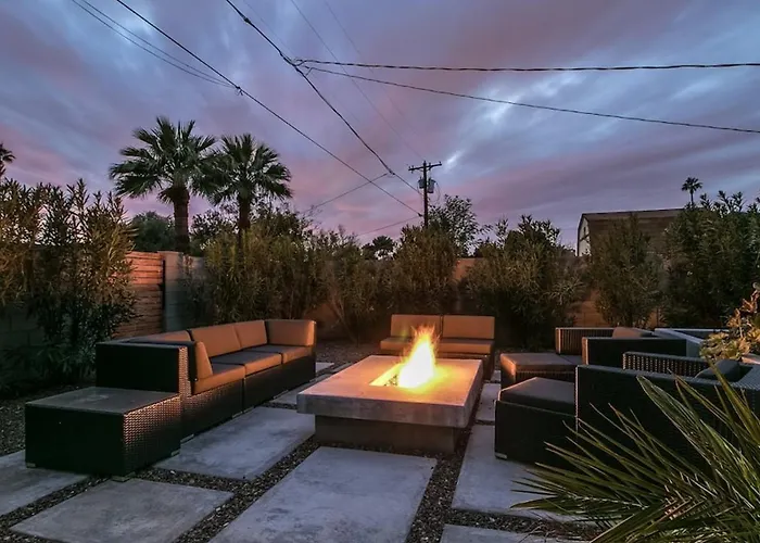 Holiday home Mid-century Modern Wbackyard Oasis Putting *