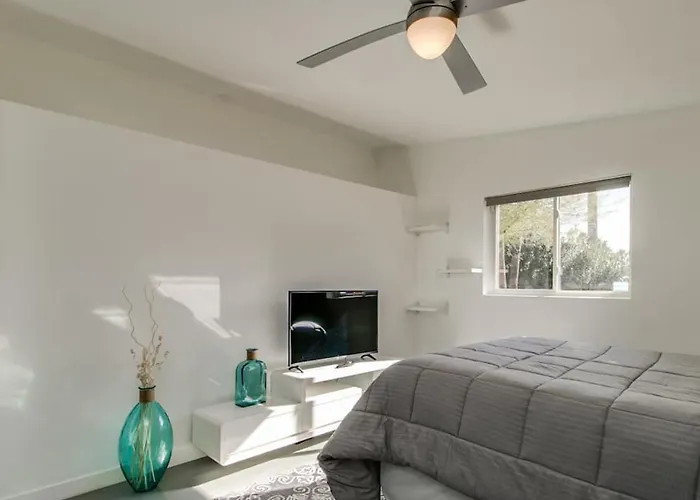 Mid-century Modern Wbackyard Oasis Putting
