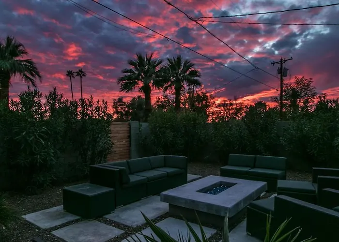 Holiday home Mid-century Modern Wbackyard Oasis Putting Phoenix