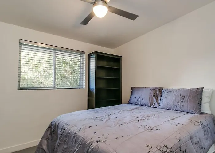 Holiday home Mid-century Modern Wbackyard Oasis Putting