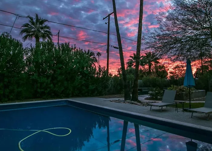 Mid-century Modern Wbackyard Oasis Putting *