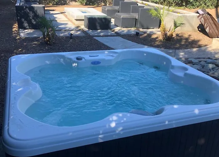 Mid-century Modern Wbackyard Oasis Putting