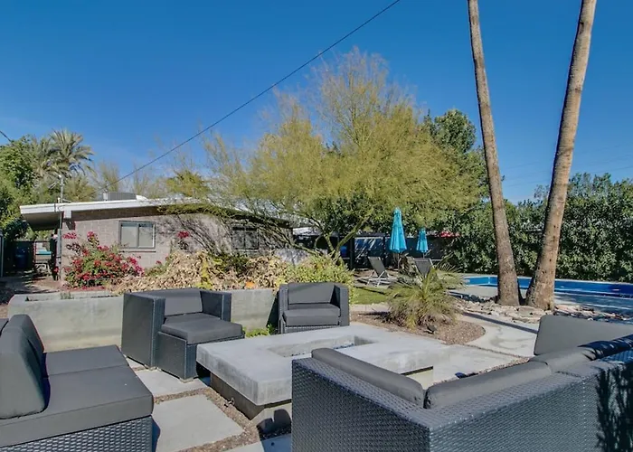 Mid-century Modern Wbackyard Oasis Putting Holiday home *