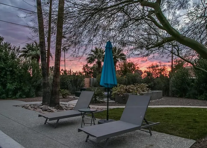 Holiday home Mid-century Modern Wbackyard Oasis Putting Phoenix