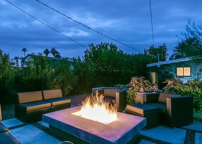 Mid-century Modern Wbackyard Oasis Putting * Phoenix