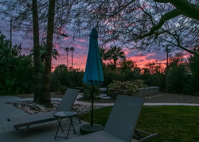 Holiday home Mid-century Modern Wbackyard Oasis Putting