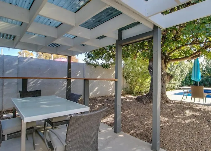Mid-century Modern Wbackyard Oasis Putting Holiday home Phoenix