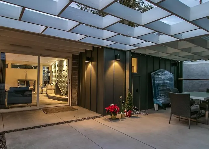 Mid-century Modern Wbackyard Oasis Putting Phoenix