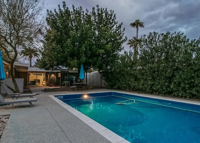 Mid-century Modern Wbackyard Oasis Putting