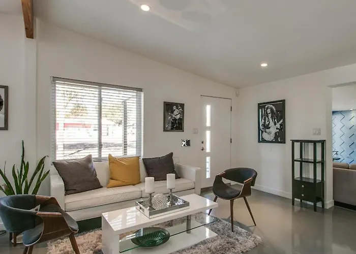 Mid-century Modern Wbackyard Oasis Putting Holiday home Phoenix