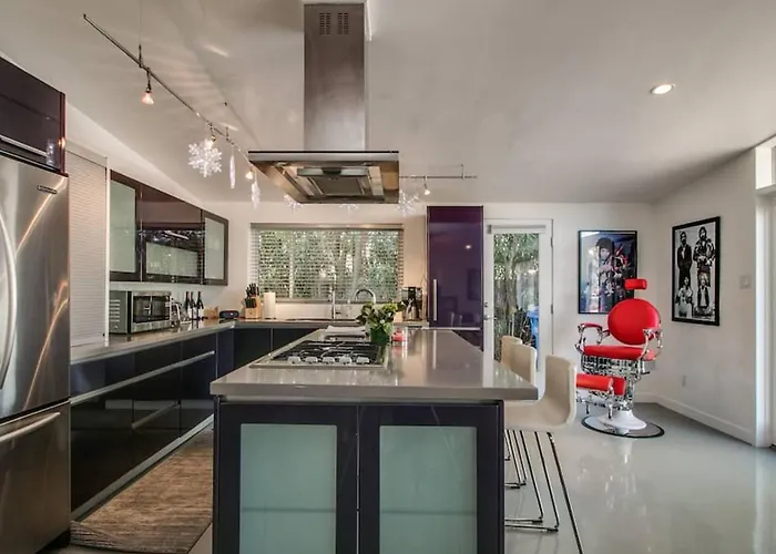 Mid-century Modern Wbackyard Oasis Putting Phoenix