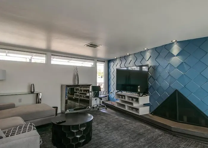 Mid-century Modern Wbackyard Oasis Putting Holiday home