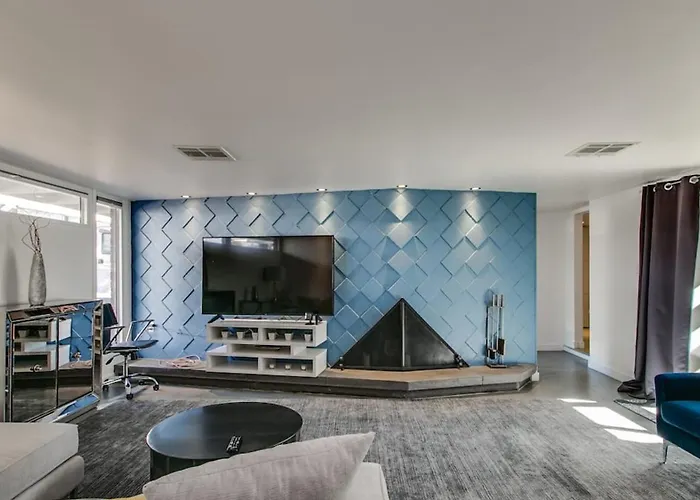Mid-century Modern Wbackyard Oasis Putting *