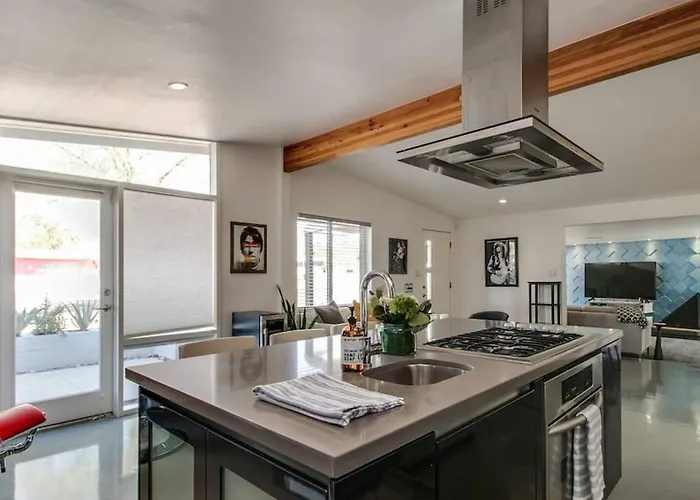 Mid-century Modern Wbackyard Oasis Putting Holiday home *
