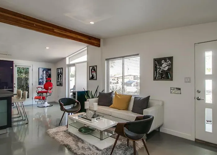 Mid-century Modern Wbackyard Oasis Putting Holiday home Phoenix