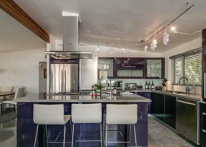 Mid-century Modern Wbackyard Oasis Putting Phoenix