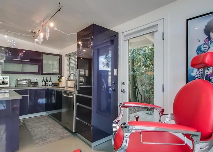 Mid-century Modern Wbackyard Oasis Putting Holiday home