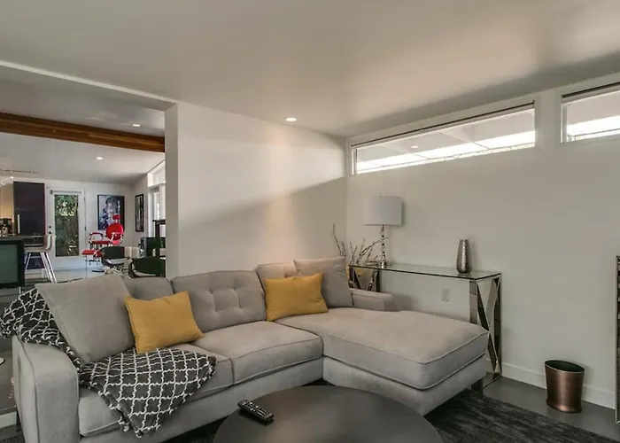 Mid-century Modern Wbackyard Oasis Putting *