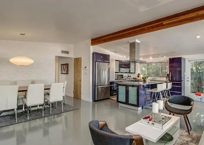 Mid-century Modern Wbackyard Oasis Putting Holiday home *