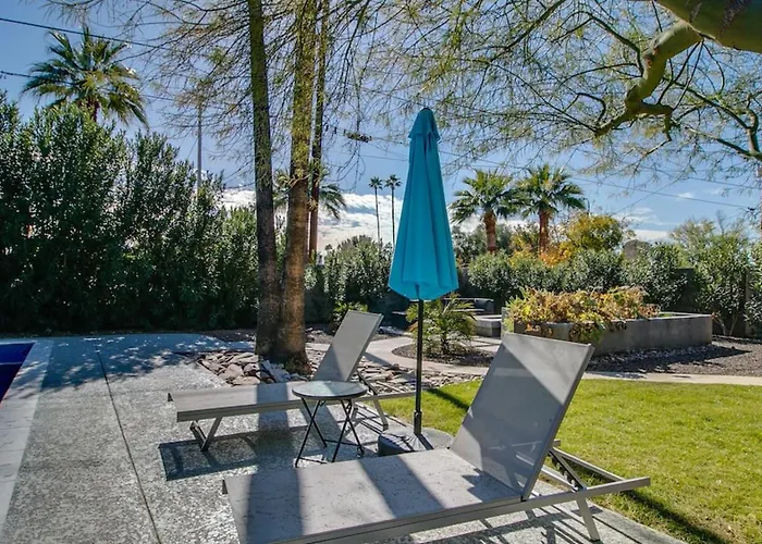 Holiday home Mid-century Modern Wbackyard Oasis Putting Phoenix