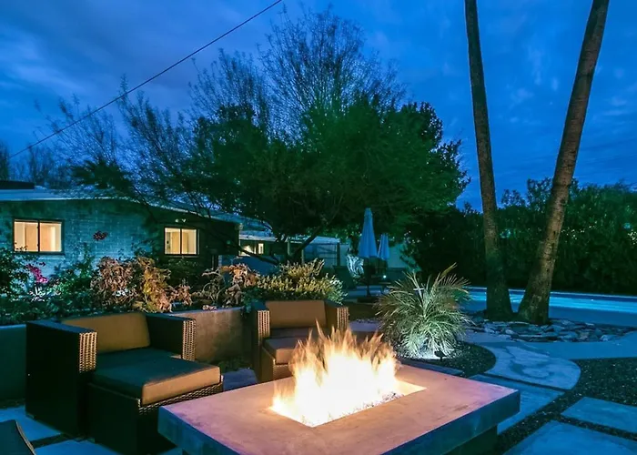 Holiday home Mid-century Modern Wbackyard Oasis Putting