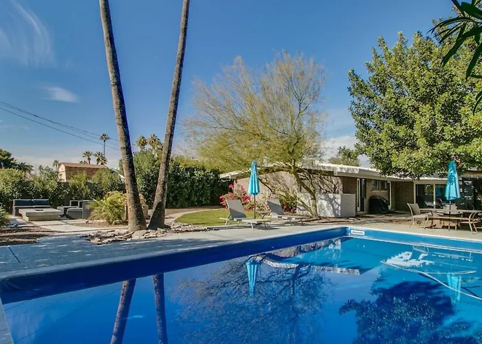 Mid-century Modern Wbackyard Oasis Putting