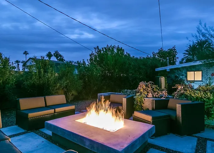 Mid-century Modern Wbackyard Oasis Putting Holiday home Phoenix